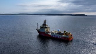 Loď kladoucí podmořský kabel