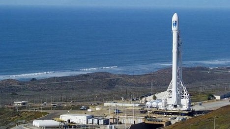 Náhledový obrázek - SpaceX dopraví dva lidi k Měsíci. Už příští rok