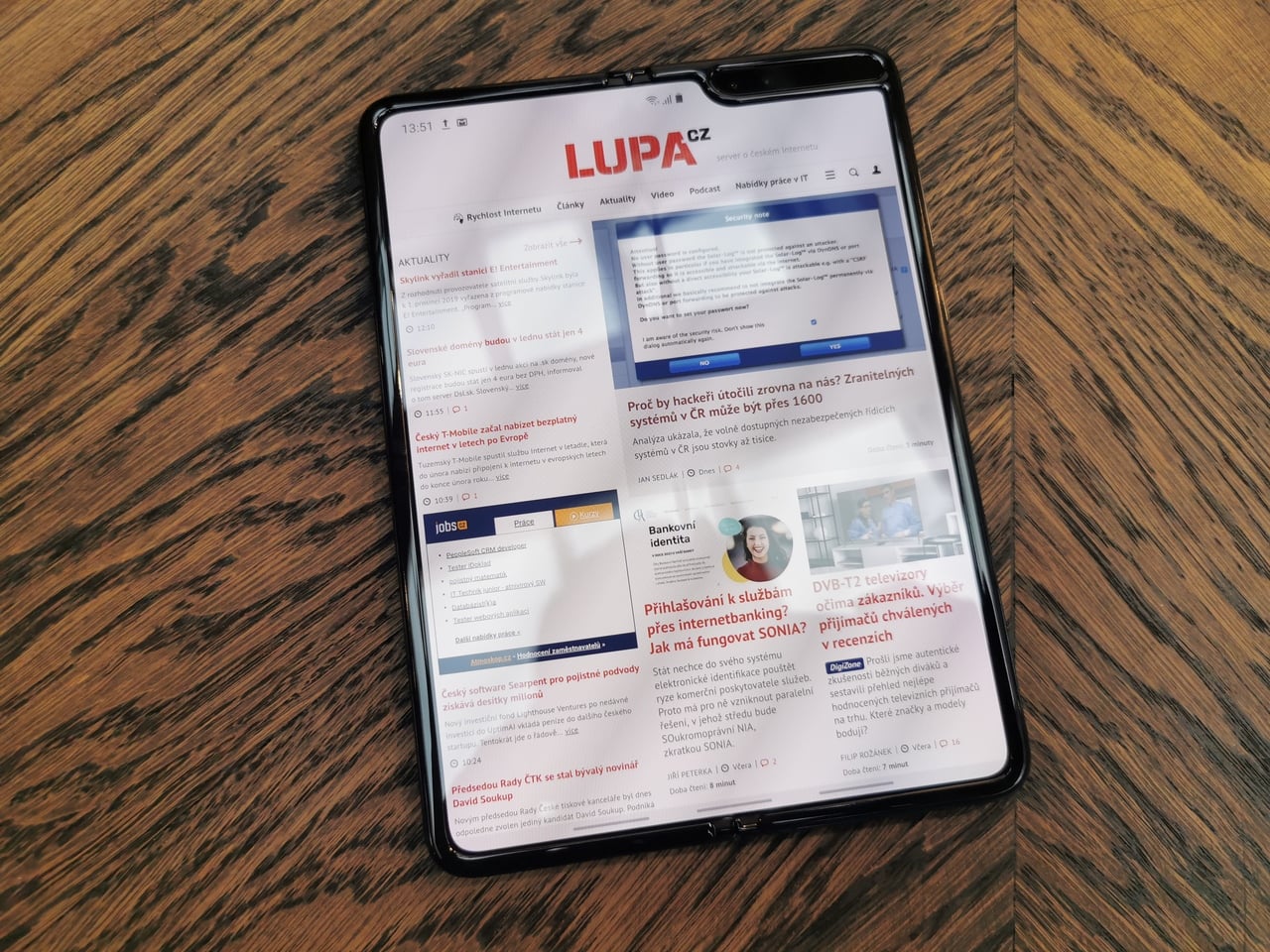 Samsung Galaxy Fold s ohebným displejem dorazil do Česka