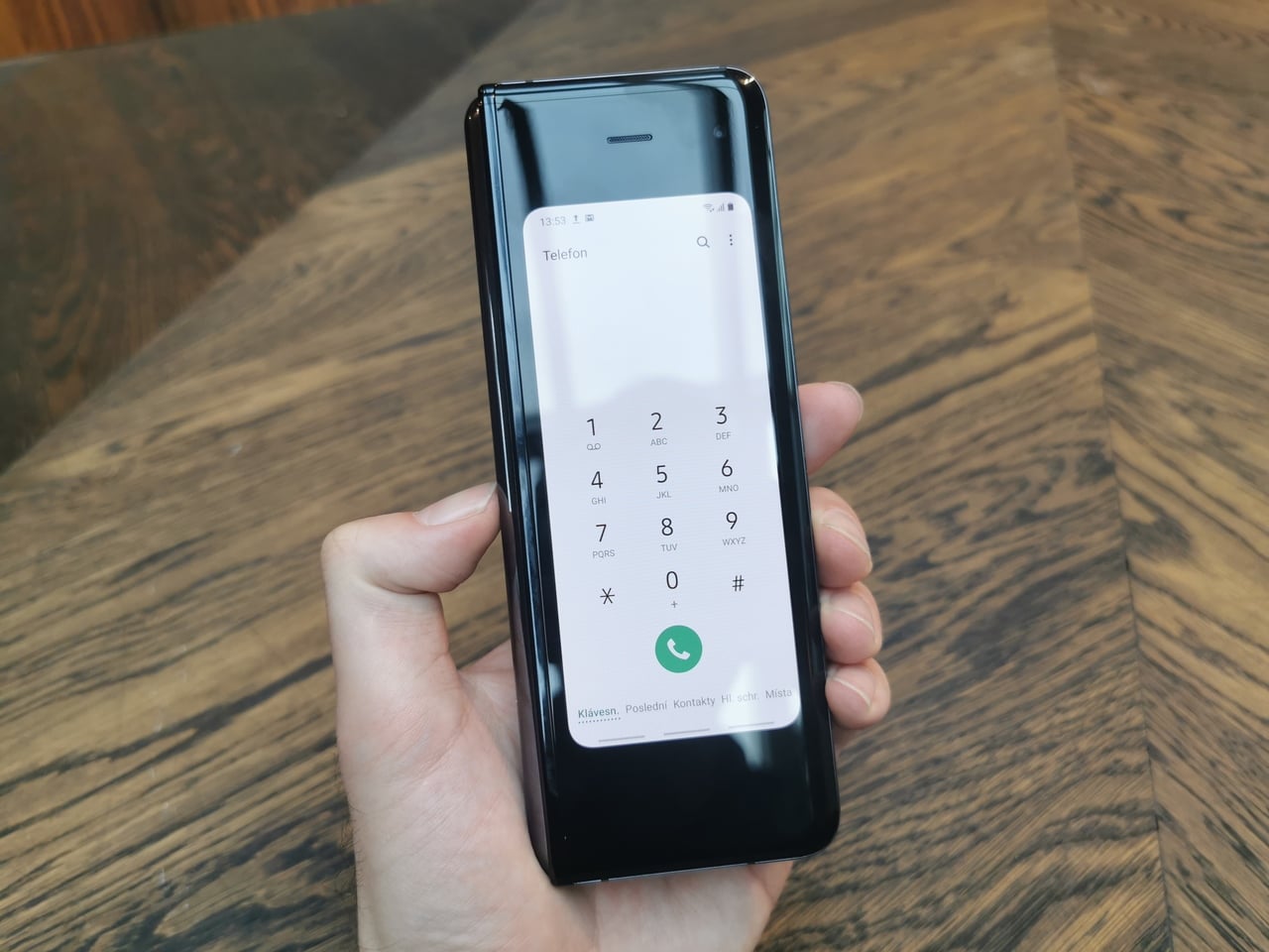 Samsung Galaxy Fold s ohebným displejem dorazil do Česka