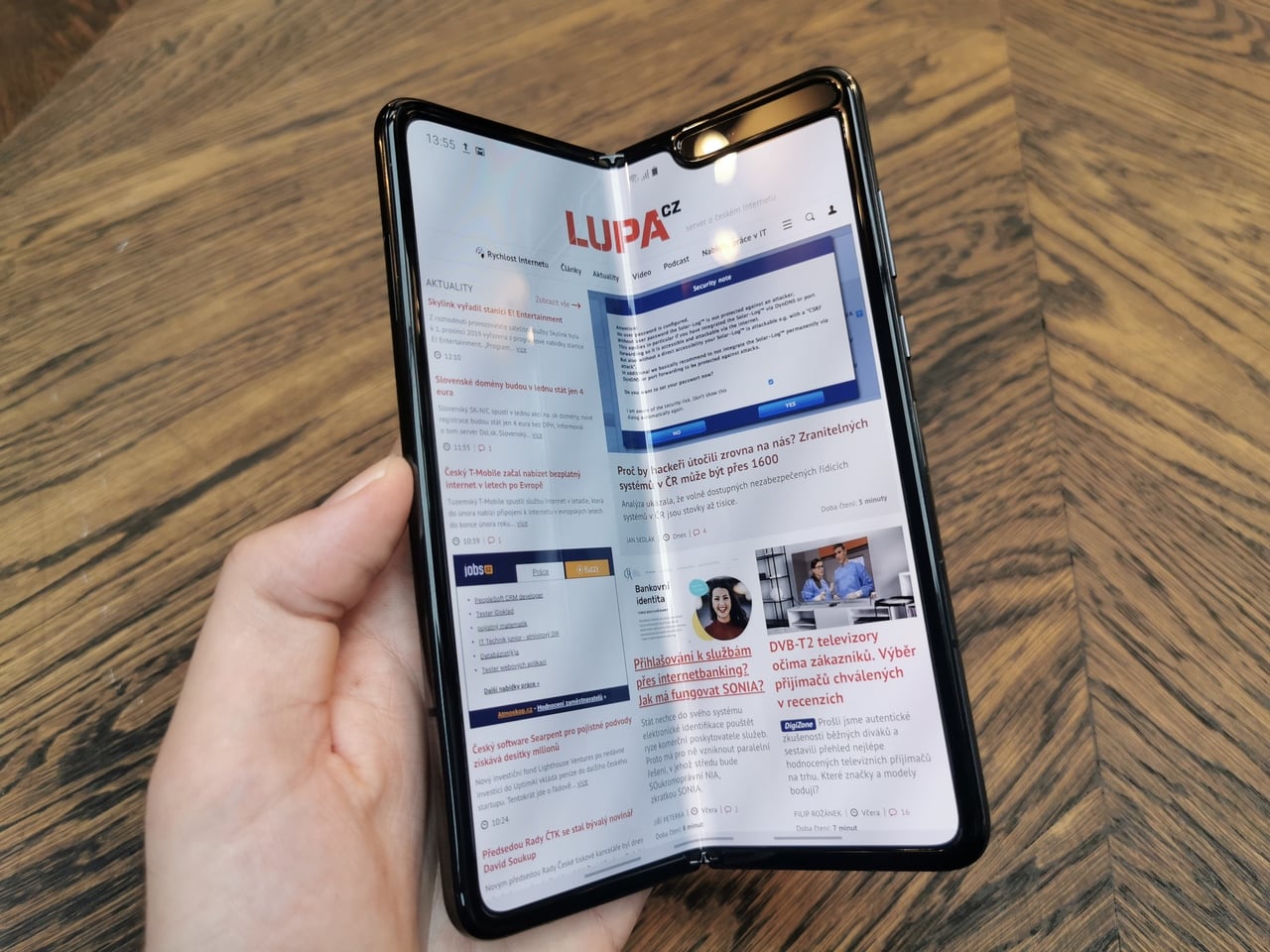 Samsung Galaxy Fold s ohebným displejem dorazil do Česka