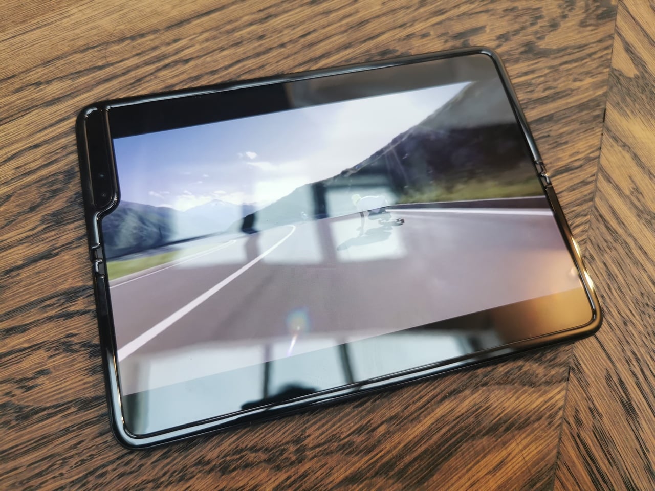 Samsung Galaxy Fold s ohebným displejem dorazil do Česka