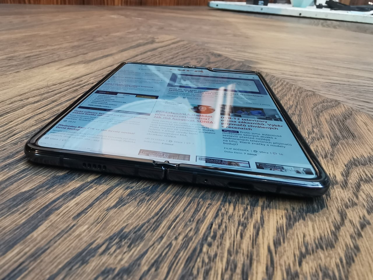 Samsung Galaxy Fold s ohebným displejem dorazil do Česka