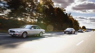 Náhledový obrázek - Jaguar stylově oslavil 50 let modelu XJ. Do Paříže vyslal konvoj všech osmi generací