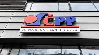 Logo České podnikatelské pojišťovny na centrále v Praze.