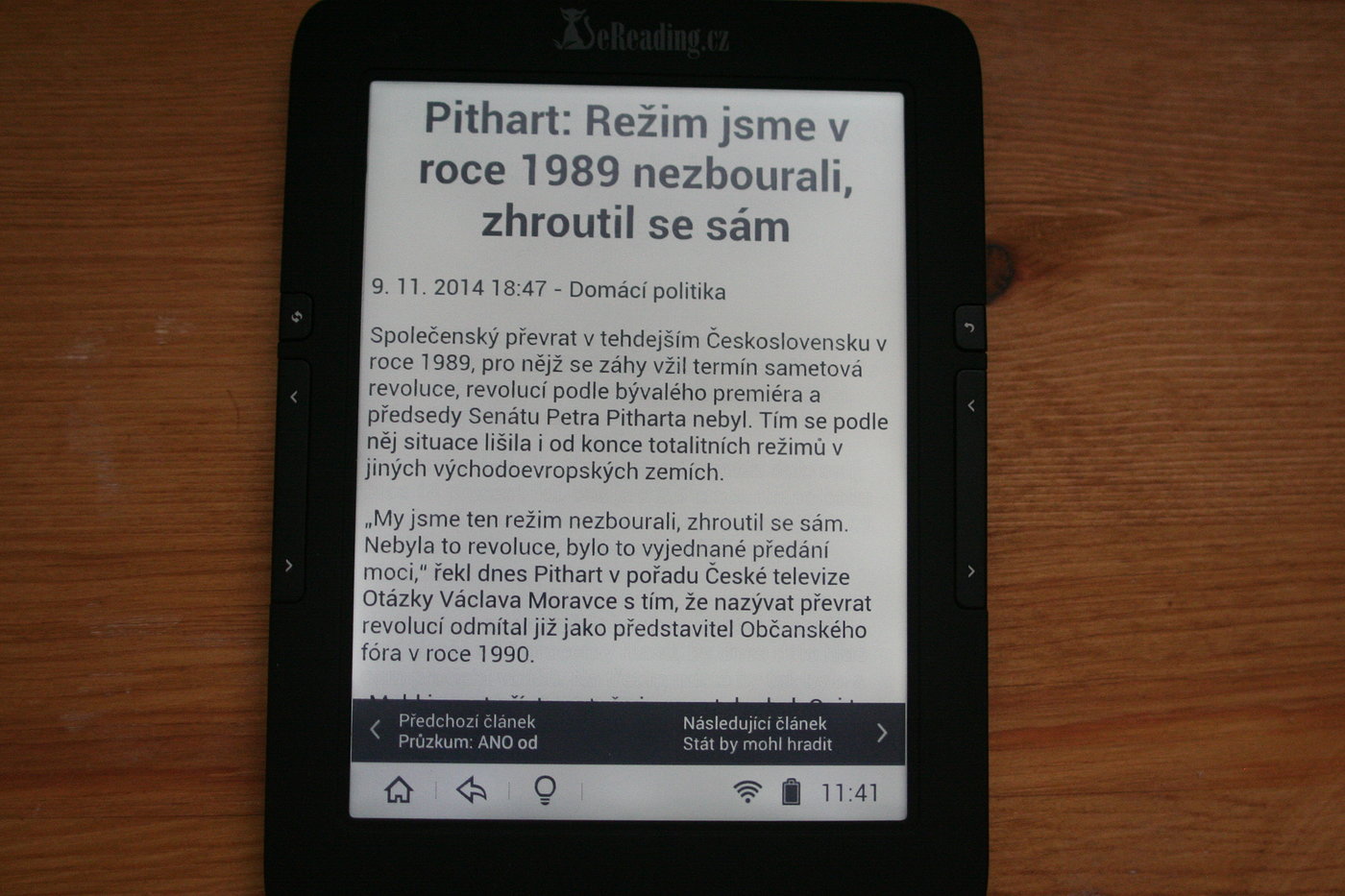 Čtečka eNovin je přizpůsobená zobrazování článků, dá se popojíždět i listovat a skákat mezi články.
