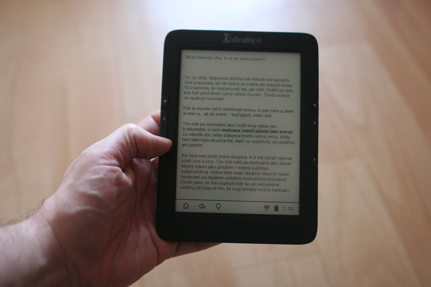 I do chlapské ruky čtečka padne, navíc je povrch z příjemného měkčeného plastu.