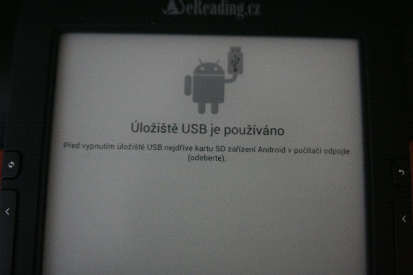 Čtečka umí samozřejmě mass storage, jsou vidět dvě zařízení: interní paměť a slot na kartu.
