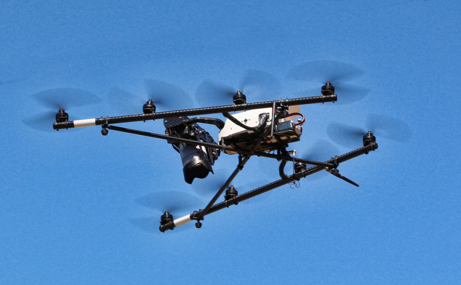 E.ON, UpVision a monitoring elektrických sítí pomocí dronů. Na obrázku je dron AscTec Falcon 8.