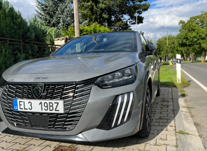 Peugeot e-208 zaujme přední maskou se lvími drápy.