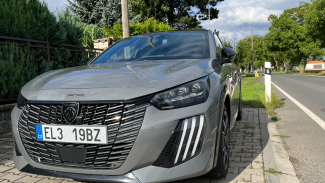 Peugeot e-208 zaujme přední maskou se lvími drápy.