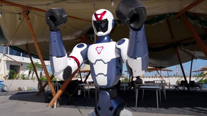 Humanoidní roboti už pracují v továrnách a závodí. Aktuální novinka z Číny stojí méně než průměrná ojetina