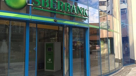 Náhledový obrázek - Lidé, firmy i samosprávy ruší účty u ,české‘ Sberbank, pro banku to může znamenat konec