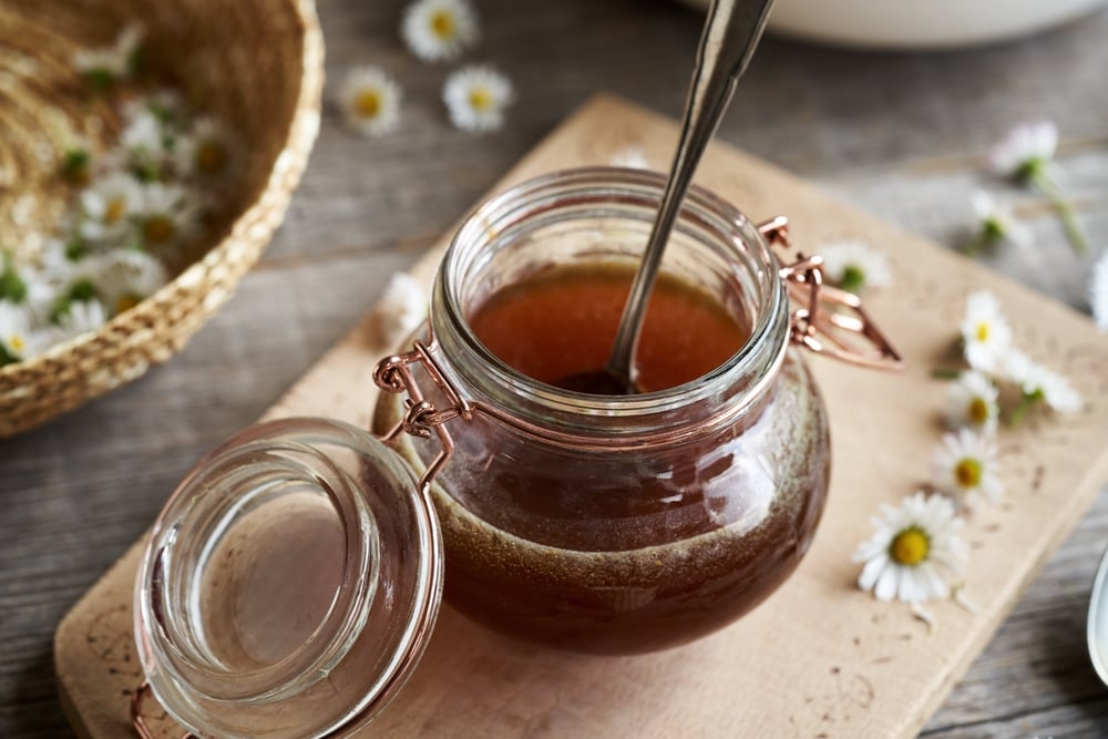 Hotový sedmikráskový sirup