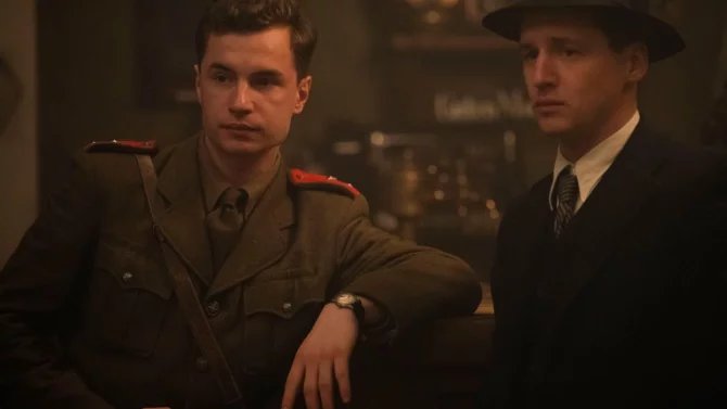 Oskar Hes a Jan Nedbal v seriálu Král Šumavy