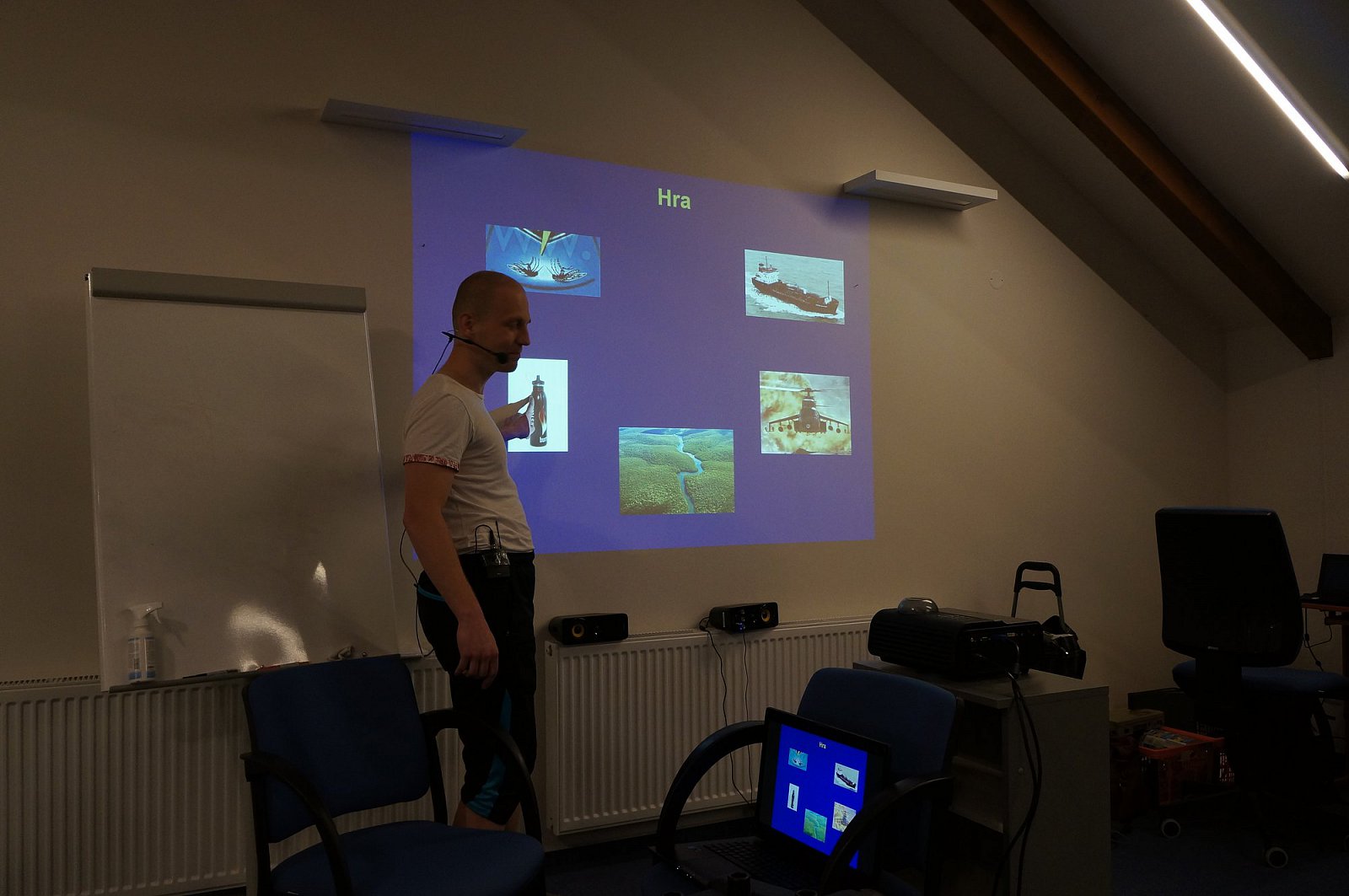 Wotnau moderuje kviz o hrách pro 8bitové Atari.