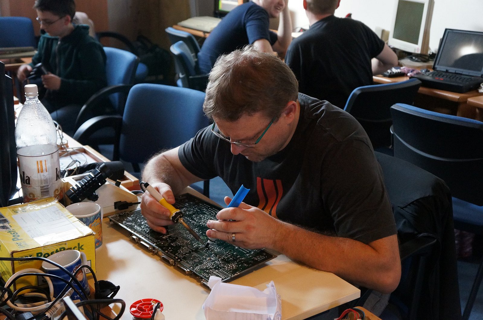 Petr „P.B.S.“ Svoboda na Atariádě nepustí páječku z ruky - každý potřebuje na svém „miláčkovi“ něco vyladit či spravit.