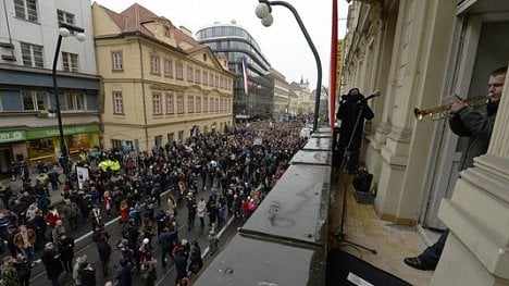 Náhledový obrázek - Na Národní třídě si tisíce lidí připomínají lidé 17. listopad na korzu