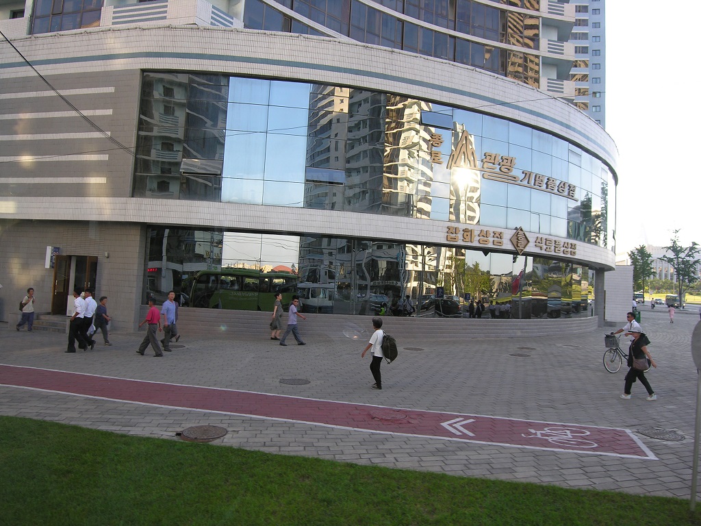 Pchjongjang je moderní město. Má upravené parky, široké ulice, dlážděné chodníky, dokonce i cyklostezky, i když kol zde tak moc nejezdí, peší jsou ve značné přesile. Lidé opravdu úzkostlivě dbají na předpisy, když je někde podchod spořádaně ho používají, nikoho nenapadne přejít jen tak silnici i když po ní mnoho aut nejezdí. Tohle by se v Praze neuchytilo.