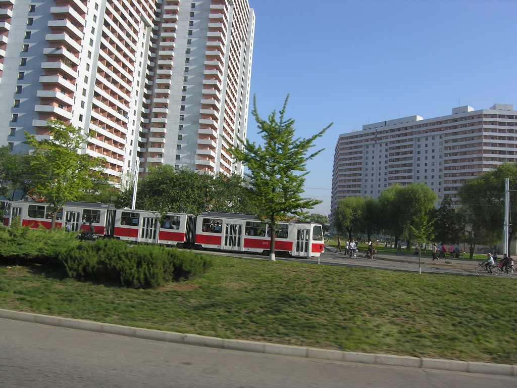 Jiné, než české tramvaje jsme v Pchjongjangu neviděli. Zaregistroval jsem dva modely, toto je novější z nich. Pražský dopravní podnik totiž nedávno odprodal část svého vozového parku za cenu mírně převyšující cenu železného šrotu.