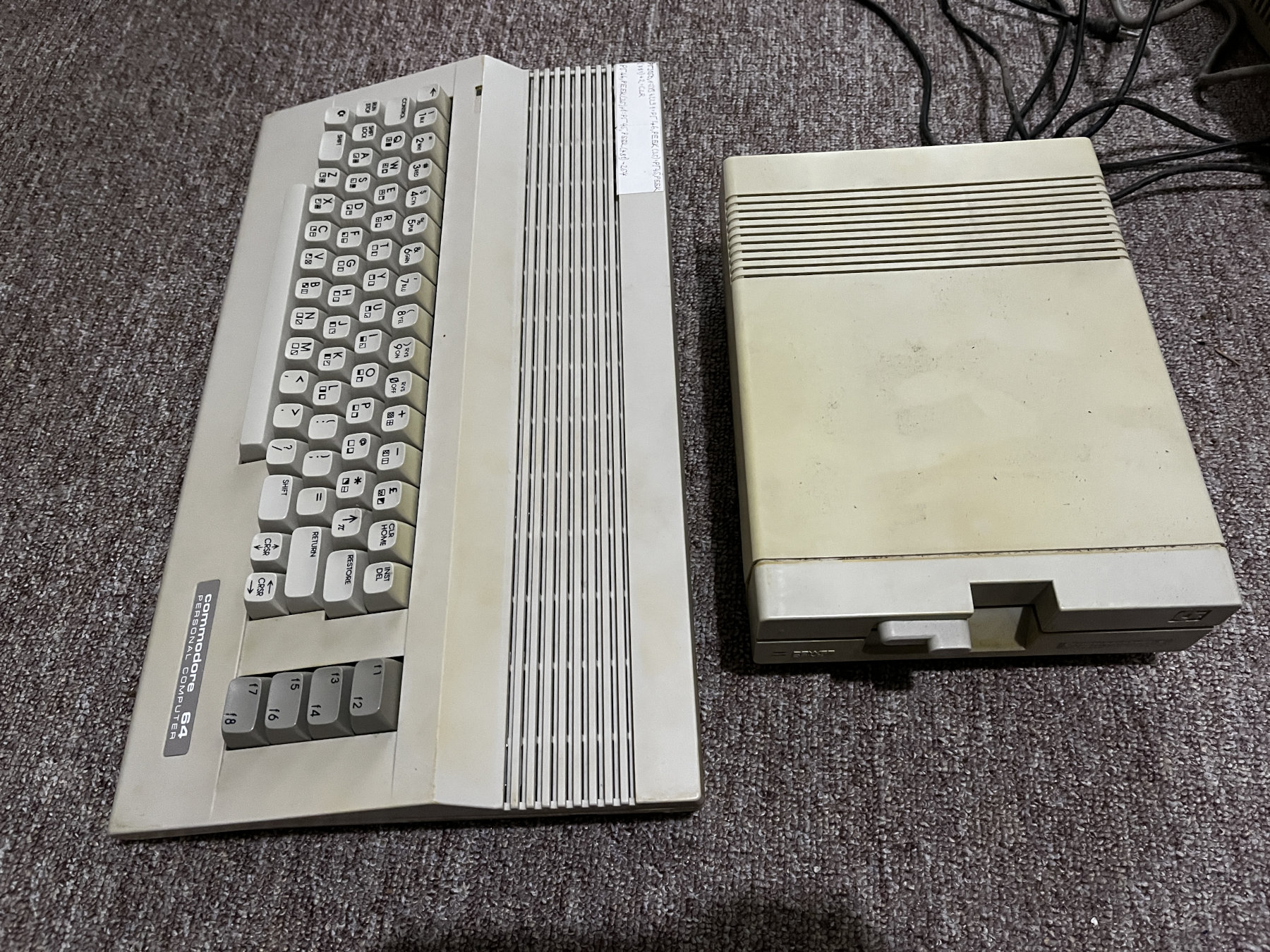 C64 a C1541 v nálezovém stavu.