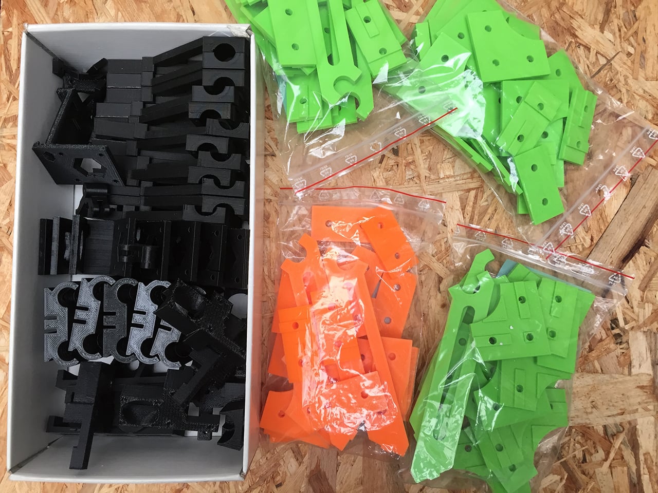 Součástky KRYAL Cube lze dodat v několika barevných variantách.