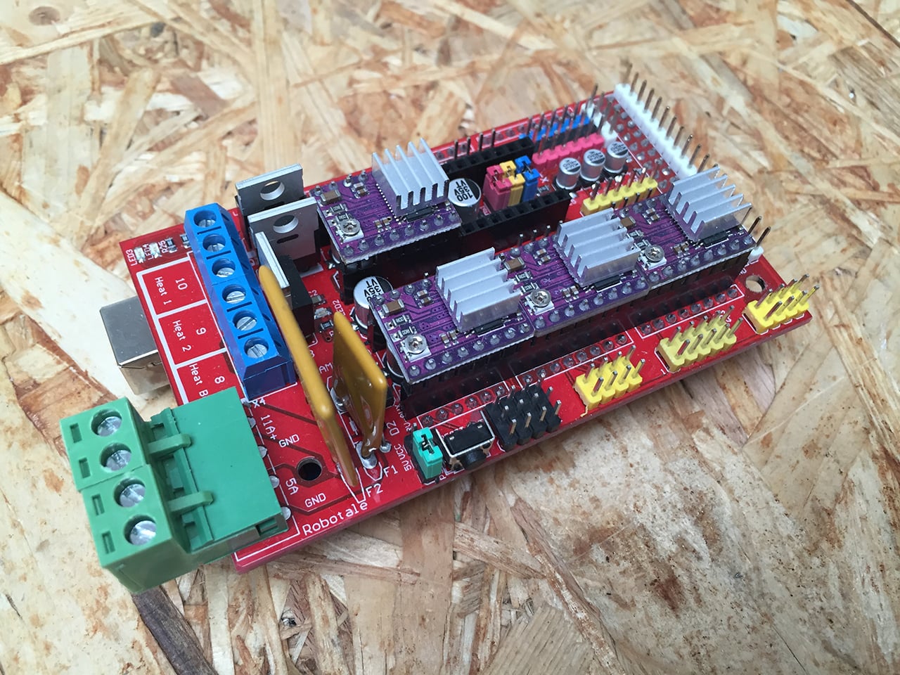 Elektronika KRYAL Cube postavená na Arduinu.