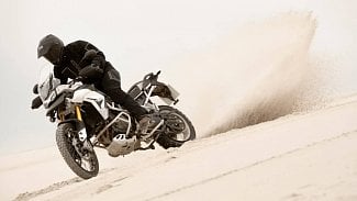 Náhledový obrázek - Novinka Triumph Tiger 900 se představuje ve třech verzích. Umí to na asfaltu i v dunách