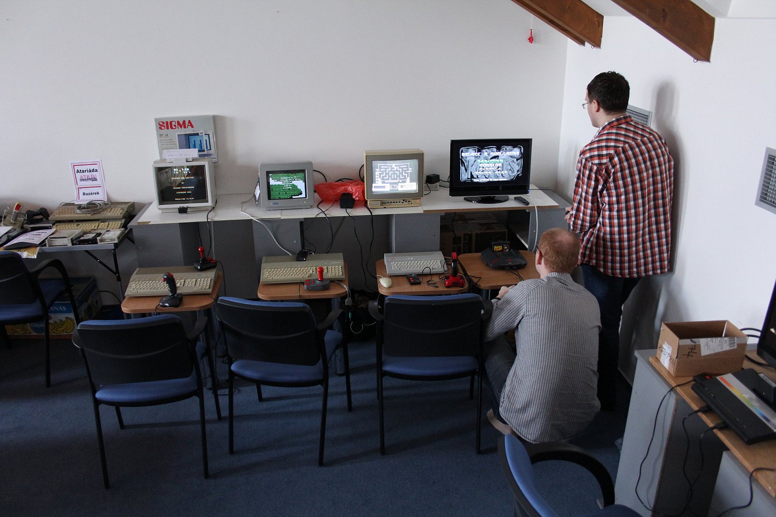 Pro chvíle oddechu byly k dispozici 8-, 16-, 32- i 64bitové stroje.