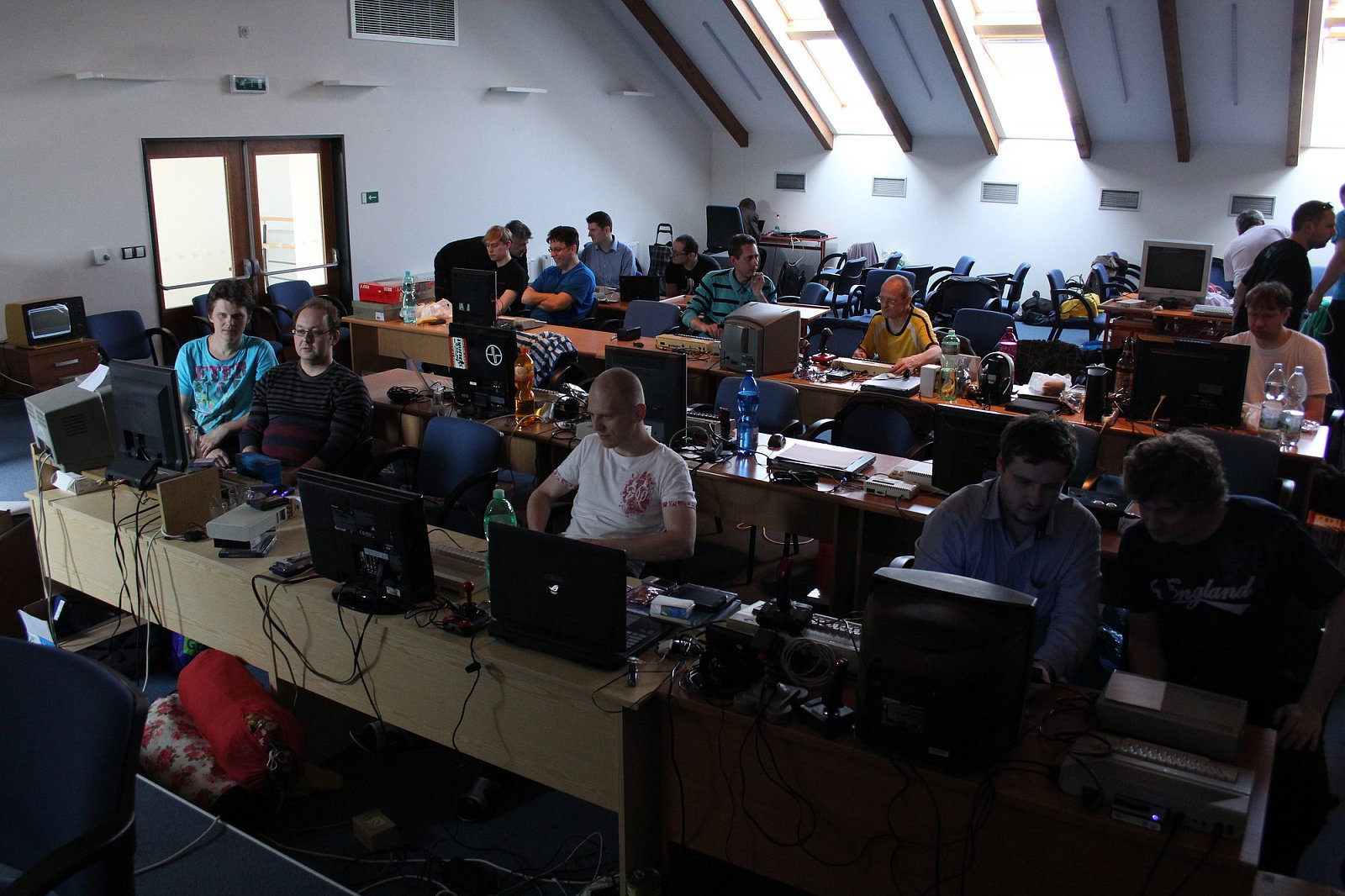 Krásné podkrovní prostory a plně soustředění lidé tvoří hodnoty.