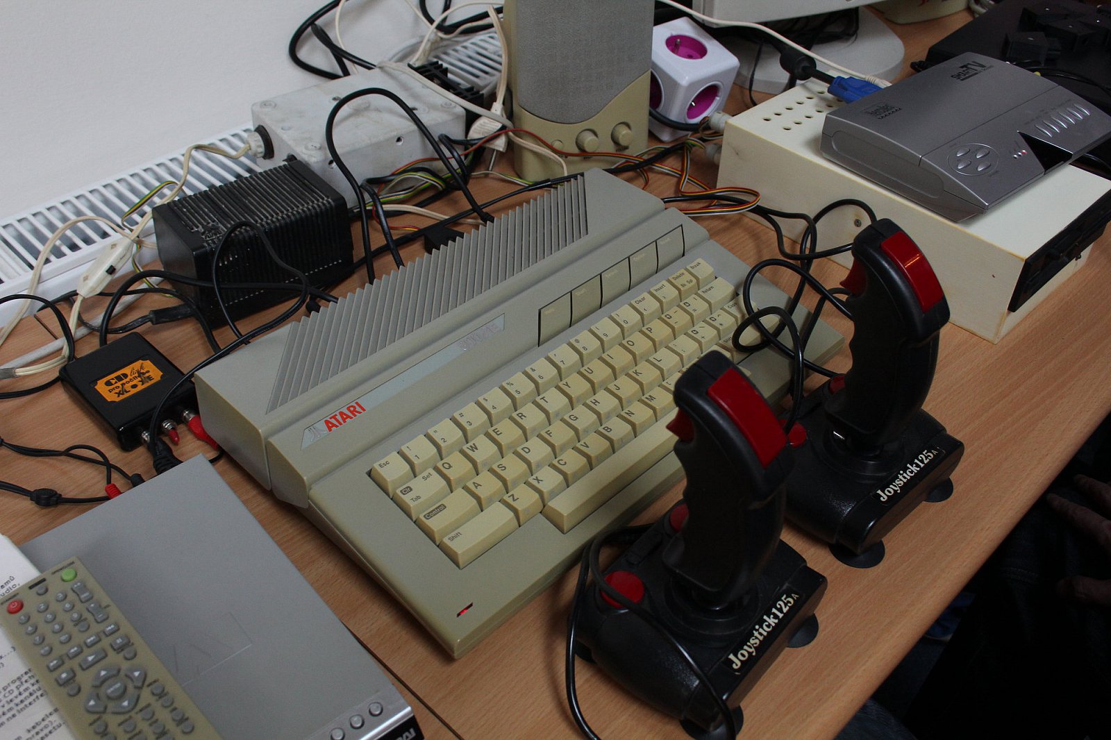 Klasika Atari 800XE se dvěma zachovalými joysticky a zařízením CD Link pro nahrávání dat v kazetovém formátu Turbo z Audio CD.