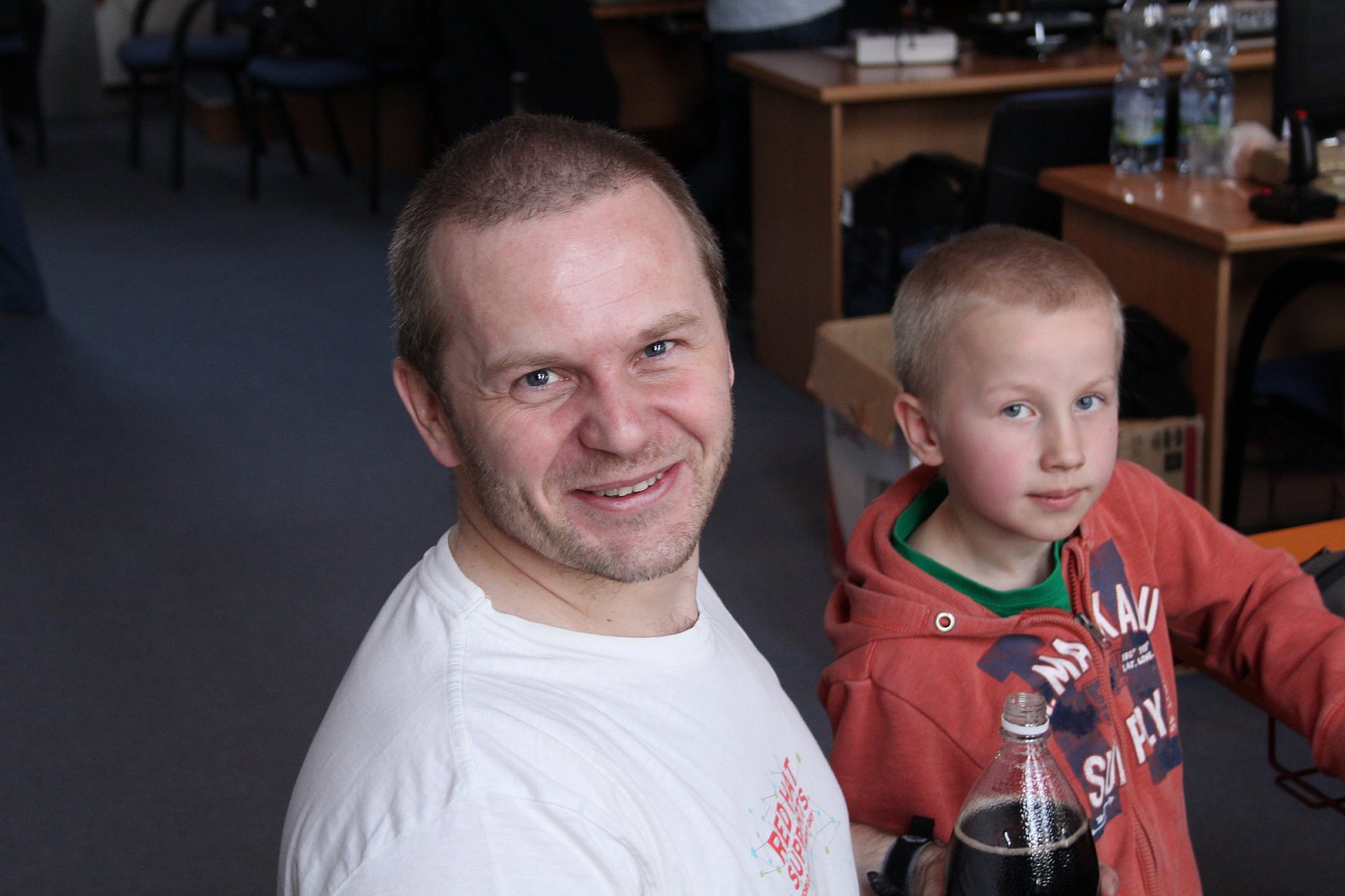 Známý autor skvělých článků na Root.cz Pavel Tišnovský zavítal na Atariádu i se svými dětmi.