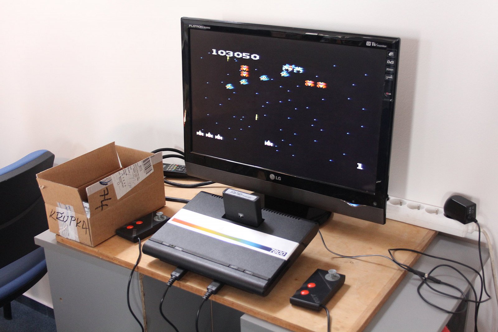 Raritní Atari 7800 se dvěma gamepady přímo od mateřské firmy.
