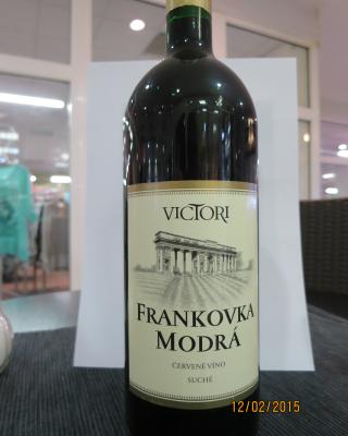Frankovka modrá, víno červené-suché, alk. 11,5% obj. Ve víně byl zjištěn nepovolený přídavek syntetického glycerolu.
Glycerol je přirozenou součástí vína, ve kterém vzniká jako vedlejší produkt při kvašení. Množství glycerolu je závislé na použitých kvasinkách a na teplotě během kvašení. Jeho přítomnost vínu dodává hladkost a plnost. Přídavek syntetického glycerolu do vína není povolen.