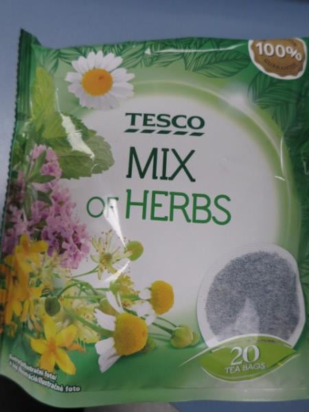 Tesco, Hradec Králové - TESCO MIX OF HERBS bylinný čaj, porcovaný: Čaj obsahoval tropanové alkaloidy atropin a skopalamin v množství, které již není možné považovat za bezpečné (země původu Polsko)