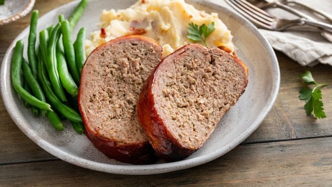 Sekaná s bramborem a fazolkami