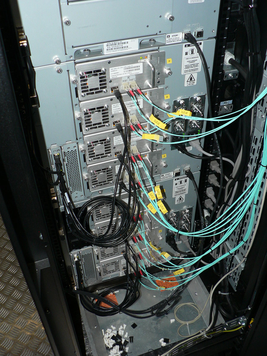 LTO mechaniky páskové knihovny.