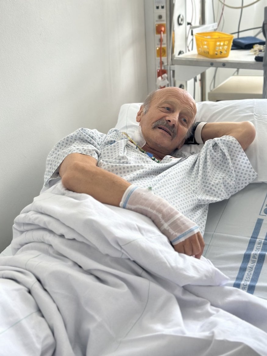 Lékaři z VFN jako první v Česku vyměnili pacientovi nefunkční trojcípou srdeční chlopeň za umělou katetrizační cestou