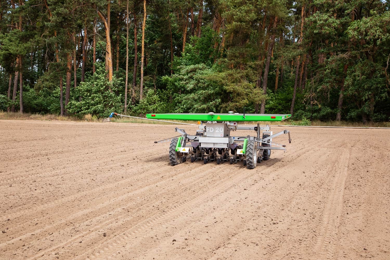 Unikátní robot - sám vyseje i vypleje