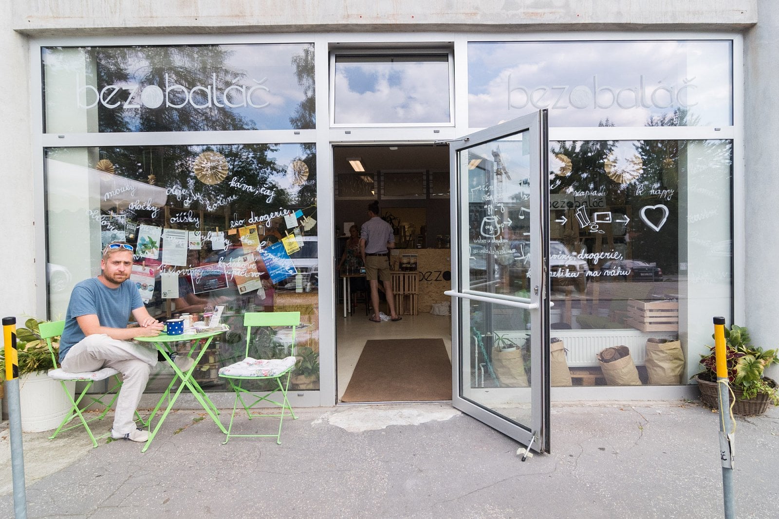 Michal Pope před prodejnou Bezobaláč