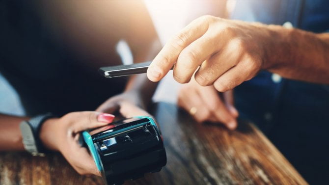 Ruce, lidé a telefon na stroji pro bezkontaktní platbu a odbavení u pokladny. Fintech, pokladní a zákazník s mobilní aplikací pro snadné skenování, internetové bankovnictví a nákup v obchodě.