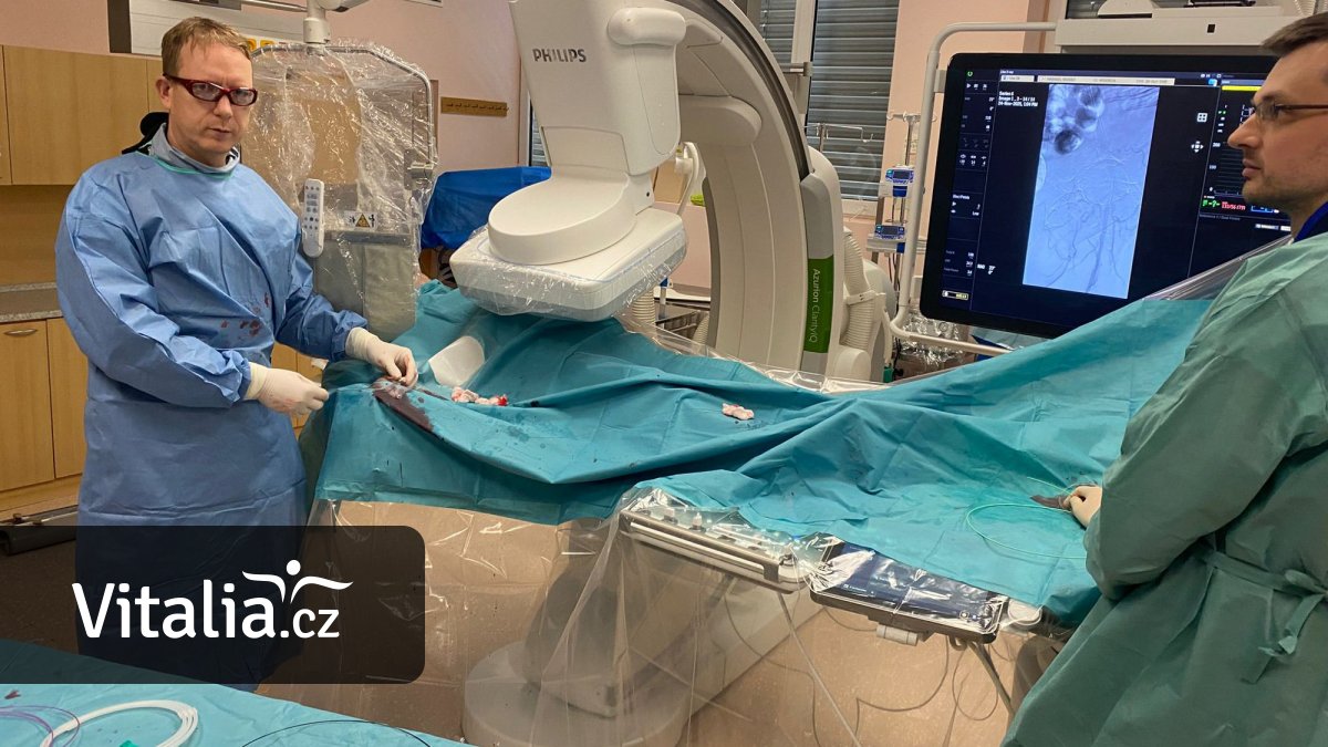 Lékaři muži zachránili nohu unikátním zákrokem provedeným přes zápěstí