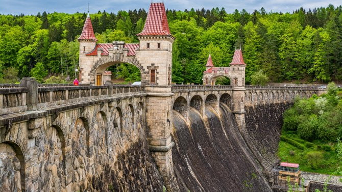 Hráz jako z pohádky, ikonické vyhlídky nebo vinařské stezky. Jak vypadají nejkrásnější přehrady v Česku?