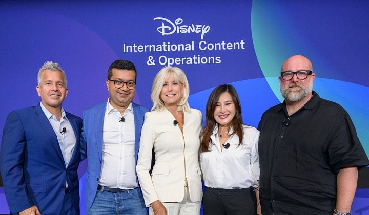 Autor: Disney Enterprises S novináři mluvili zástupci divize mezinárodního obsahu Fernando Barbosa (Latinská Amerika), Gaurav Banerjee (Indie), Jessica Kam-Engle (Asie a Tichomoří) a Lee Mason (Evropa, Blízký východ a Afrika). Mezi nimi stojí v bílém kostýmku ředitelka této divize Rebecca Campbellová.