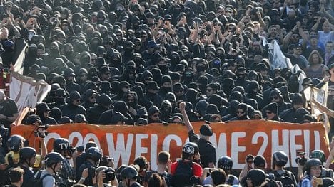 Náhledový obrázek - Demonstranti chtěli politiky G20 „přivítat v pekle“. Policie je rozehnala vodním dělem