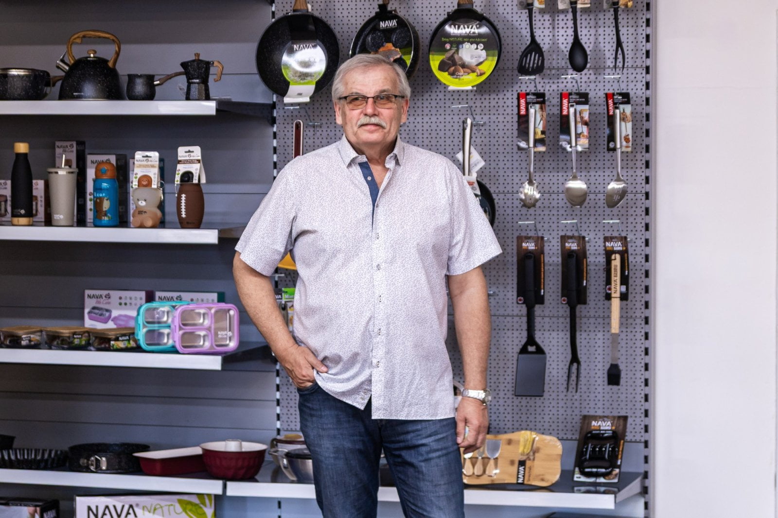 Ivo Hanák, zakladatel, ředitel a jednatel společnosti Plastimex v prodejně