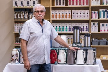 Ivo Hanák, zakladatel, ředitel a jednatel společnosti Plastimex v prodejně