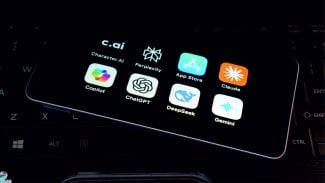 Smartphone s logy AI aplikací na obrazovce