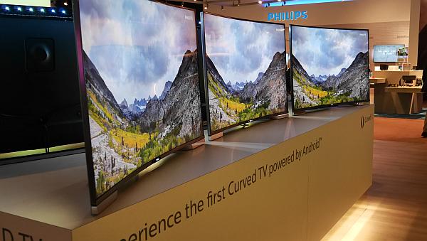 Prohnuté LCD televizory s operačním systémem Android.