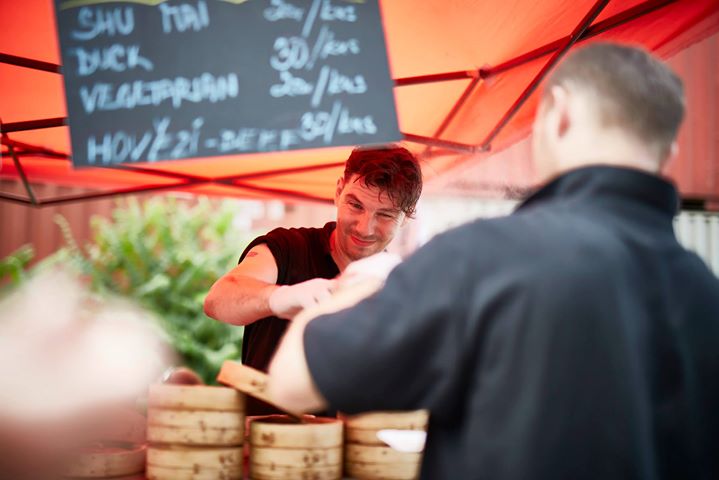 Kuchař Ladislav Dvořák se specializuje na přípravu asijských Dim Sum knedlíčků. Asijskou kuchyni objevil při cestování po Asii a v Čechách ji vařil v pražském Mandarin Oriental hotelu.